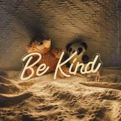 Voncitedn Be Kind Neon Sign, Dimmable LED Neon Light Signs for Wall Decor, USB Powered LED Sign for Bedroom, Office, Beauty Bar,Shop Decoration, Neon 