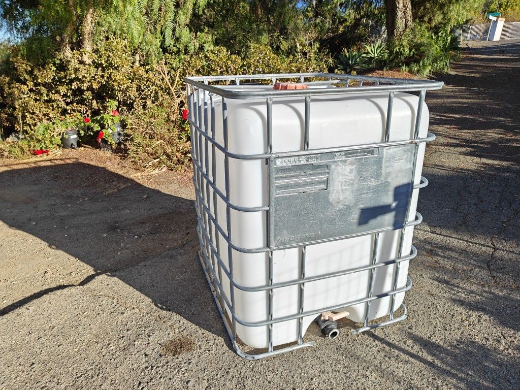 300 Gallon Water Tank / Tanks - Easy To Move With Hand Dolly