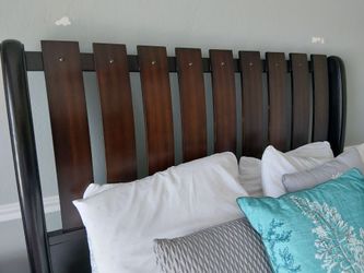 Queen Bedroom Set Like new