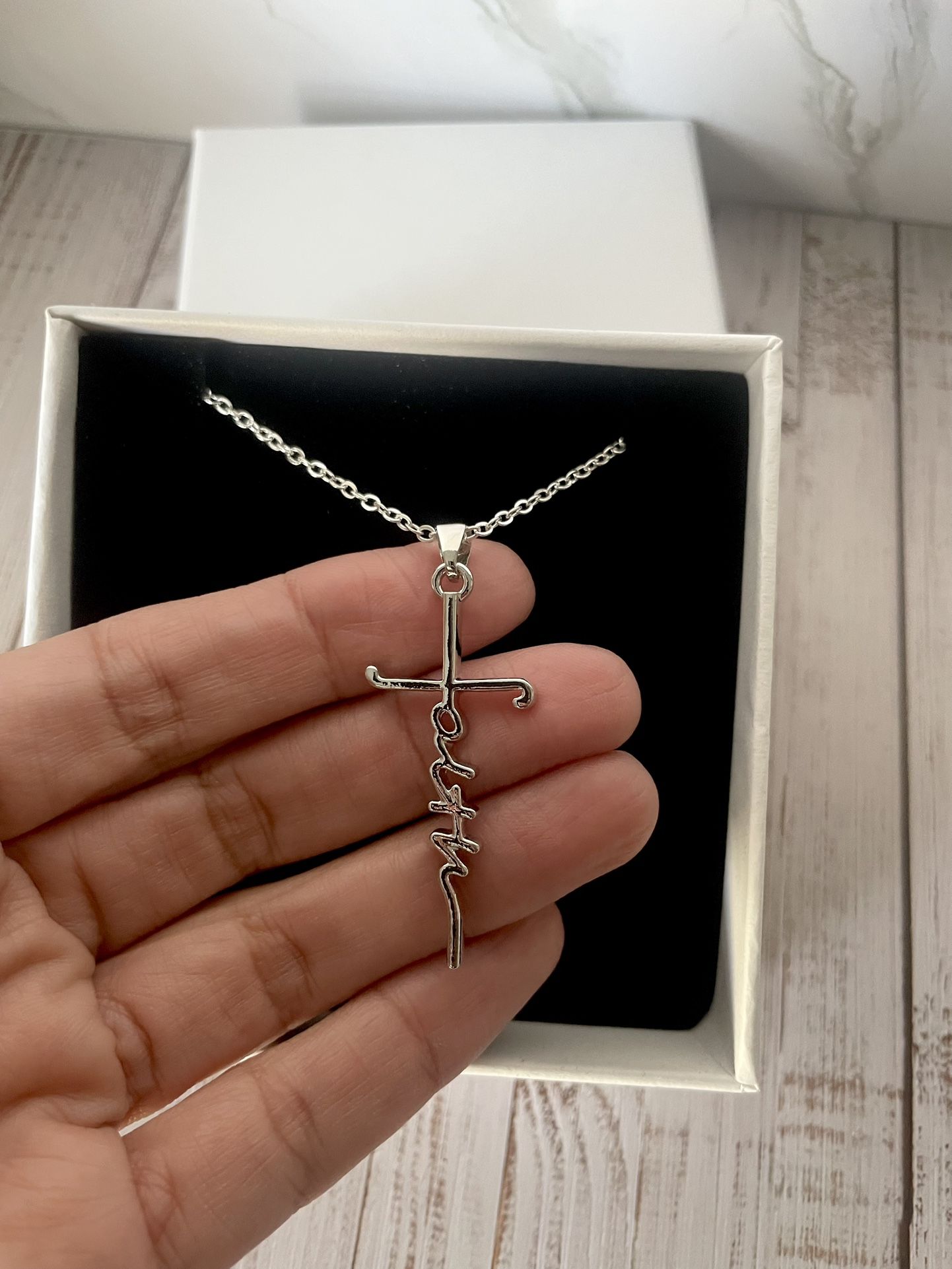 Brand New Beautiful Ladies Silver Faith Cross Necklace
