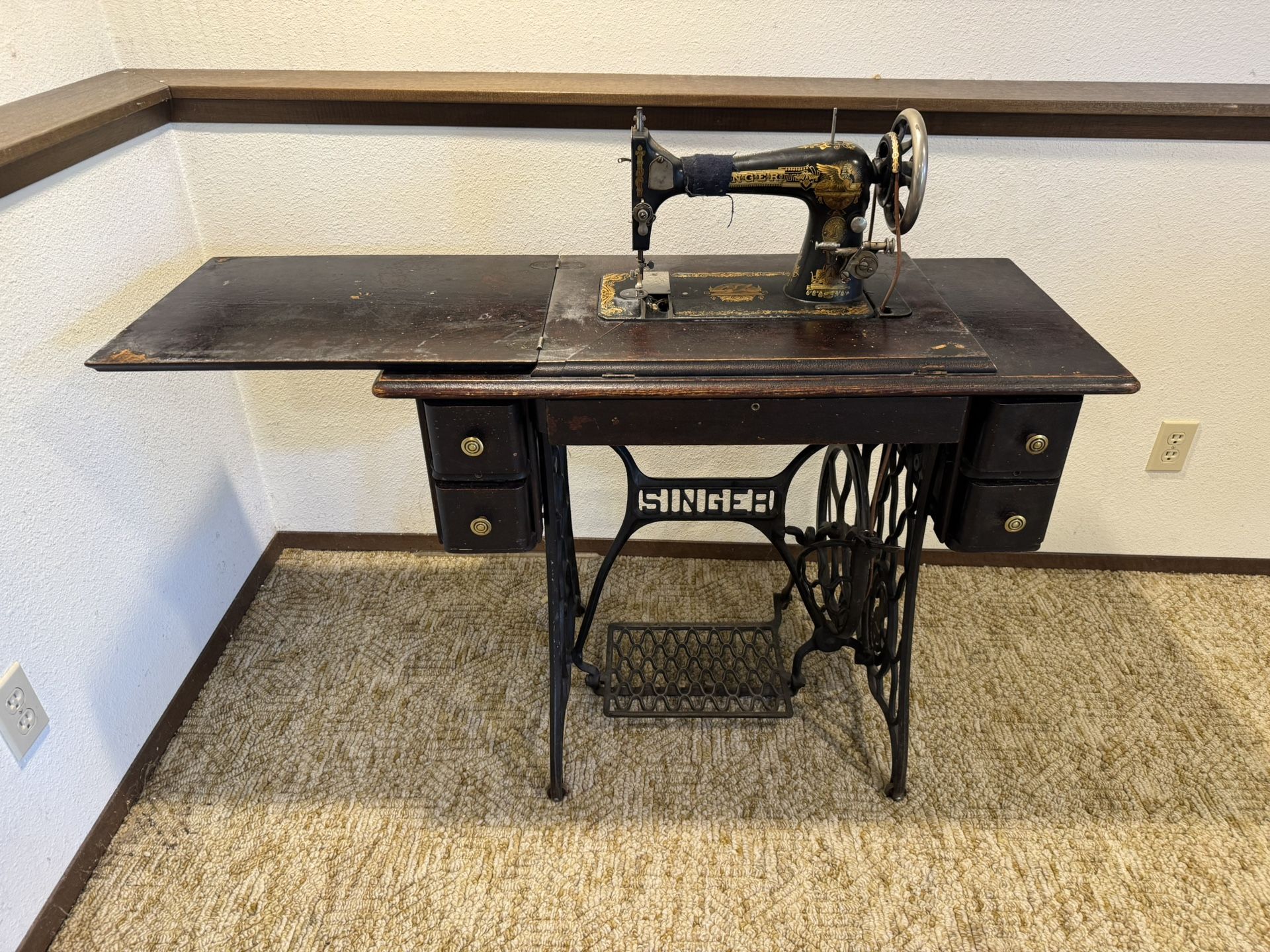 1906 Antique Singer Sewing Machine Including Items in Drawers H Series