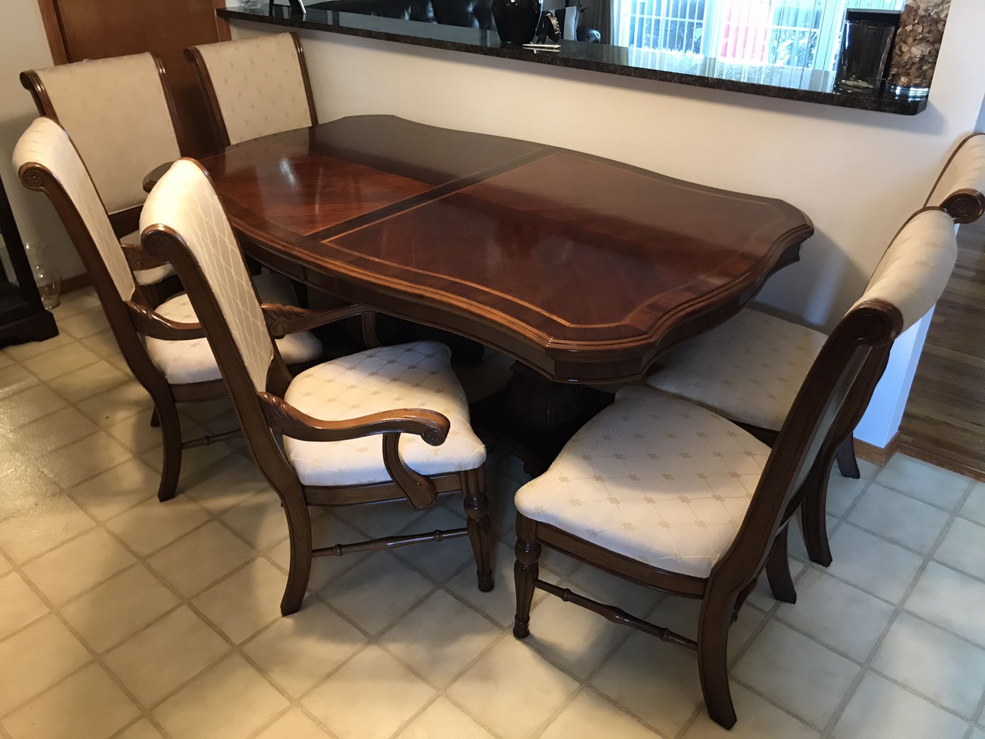 ESTATE SALE: BEAUTIFUL KITCHEN TABLE