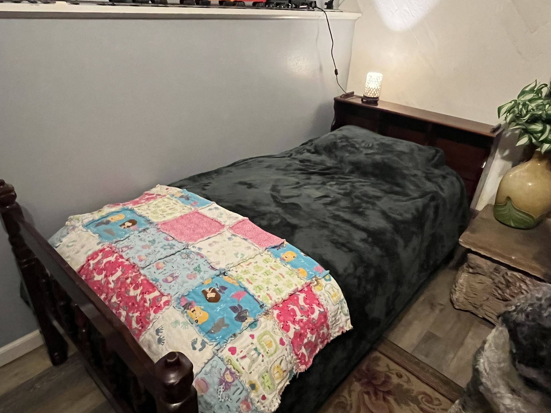 Vintage Twin Beds With Mattresses