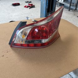 Nissan Altima Passenger RH Right Outer Halogen OEM Tail Light
