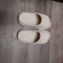 Buenos Adidas YEEZY SLIDE  "PURE "  Size 9 Okey  De Segunda Okey Personas Serias Okey Gracias Se Vale Ofrecer 