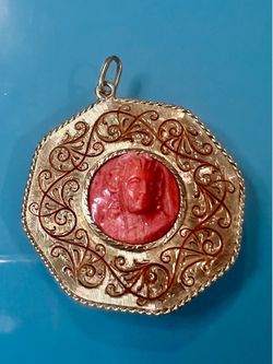 🌹 18KT Yellow Gold Vintage Coral Cameo Pendant