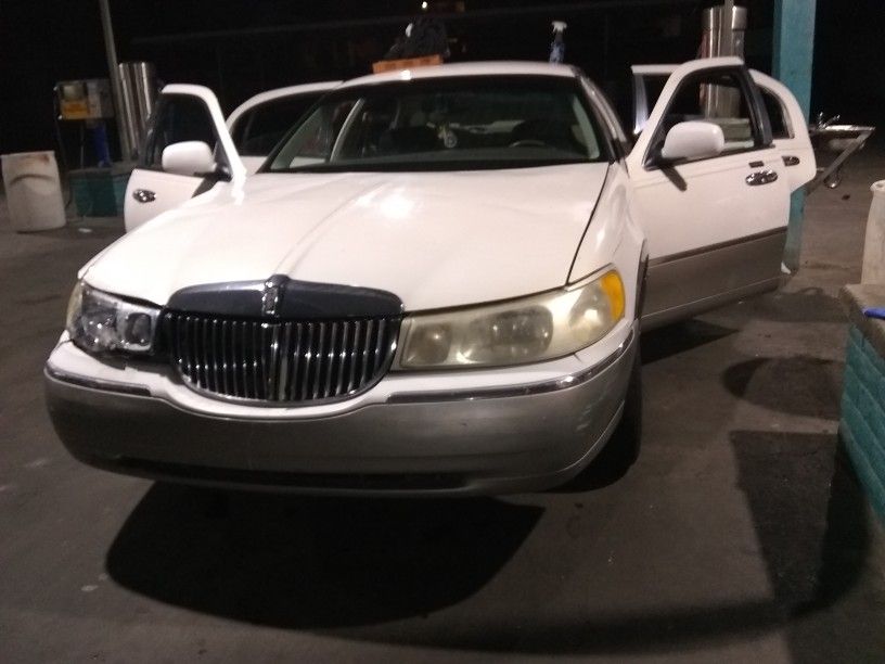 99 Lincoln Town car signature series