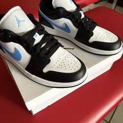 Size 9 women’s Nike Air Jordan 1 Low sneakers shoes zapatos  (black/white with University Blue)