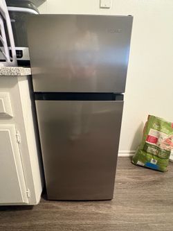 Vissani 4.5 cu. ft. 2-door mini refrigerador Platium steel with freezer
