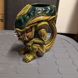 Alien/ predator mug and matching alien egg mug