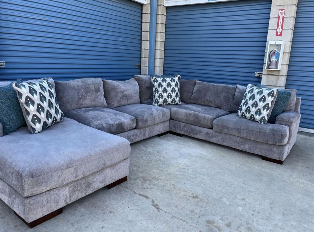 Large Ashley’s Furniture Gray Sectional Couch With Delivery for Sale in