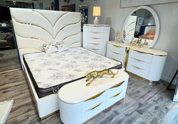 Brand New Queen set White and Gold