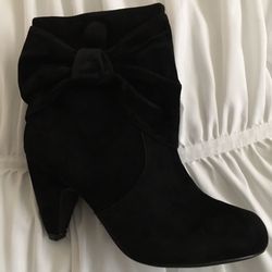 Black boots with bow size 9