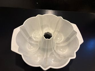 Vintage Nordic Ware 9 Cup Bundt Pan White Fluted Mold In great shape 