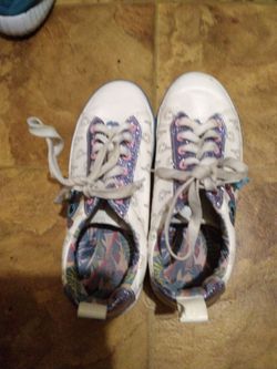 Size 7 brand ground up.\n Colors, blue, green, white Gray, pink.