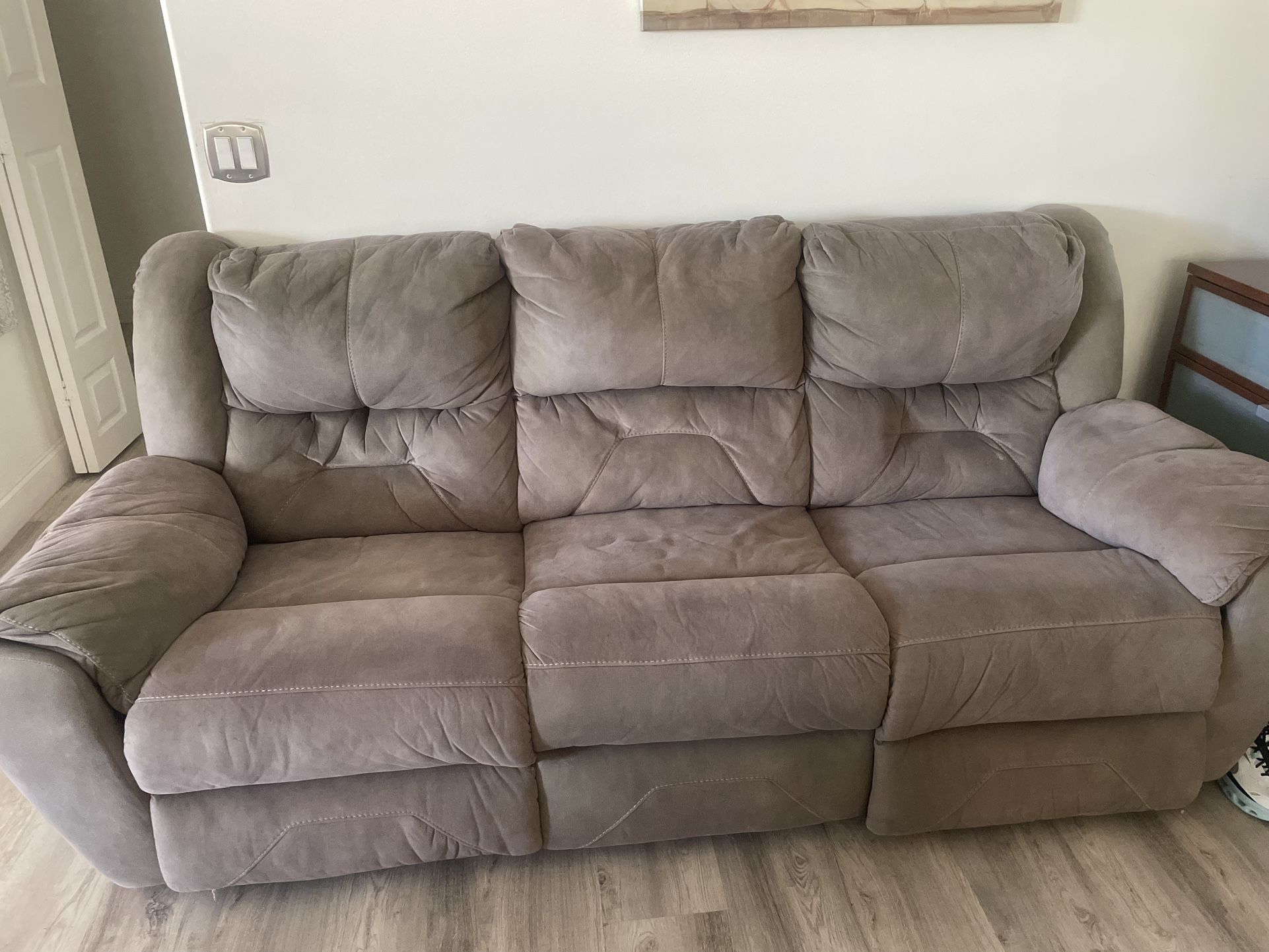 Comfortable Plush Reclining Sofa – Great Condition