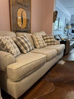 LIKE NEW Raymour & Flanigan couch