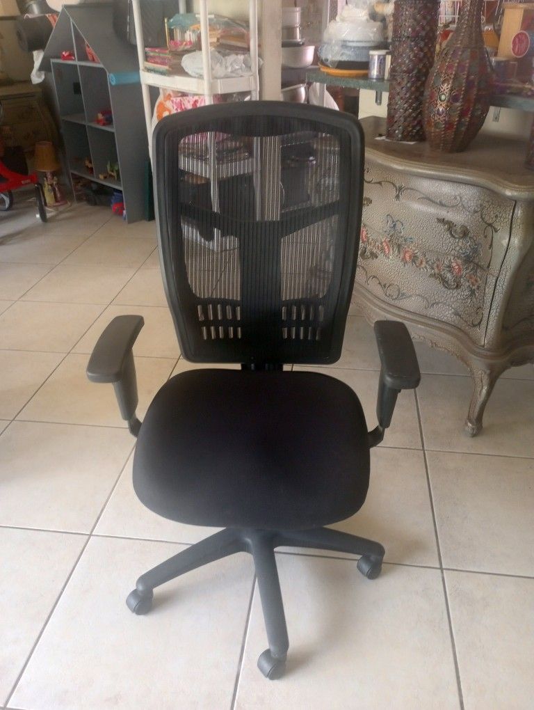OFFICE CHAIR. LARGE.