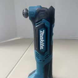 Light Use Makita MT01Z 12V CXT- ION Cordless Multi-Tool Tool Only PERSONAL TOOL. New open box with all retail packaging all accessories included B2 an