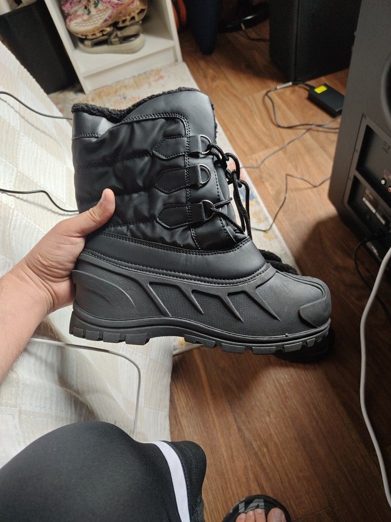 Size 6 Men Snow Boots.