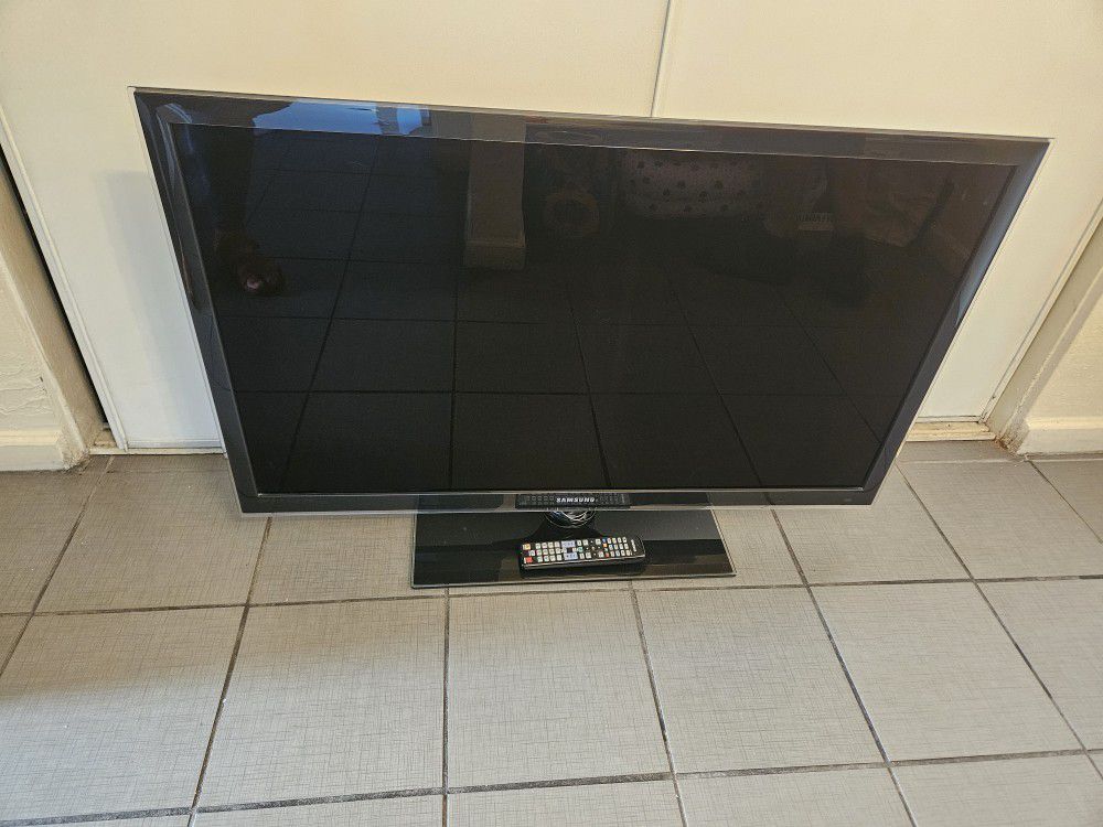 Samsung 40" Series 6 LED Black Flat Panel LCD HDTV, Model UN40C6300 