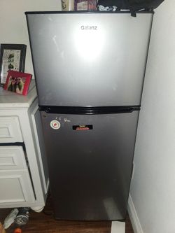 Galanz Top-Freezer Refrigerator Silver