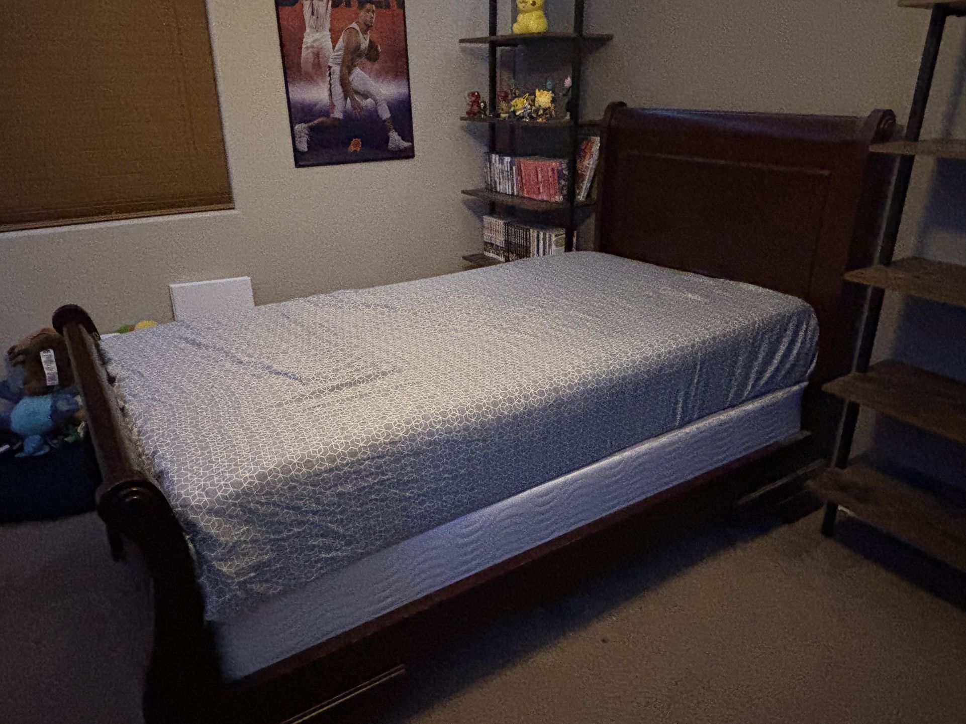 Used Twin sleigh Bed. Expresso. Good Condition.