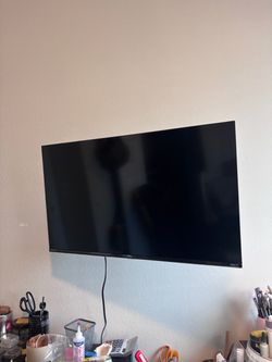 Smart TV TCL 32” . Include wall mount