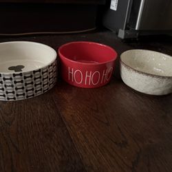 Pet bowls (4)