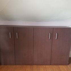 vendo dois armários por $150,00 pagar somente em dinheiro não aceito cheques.  o preço é firme