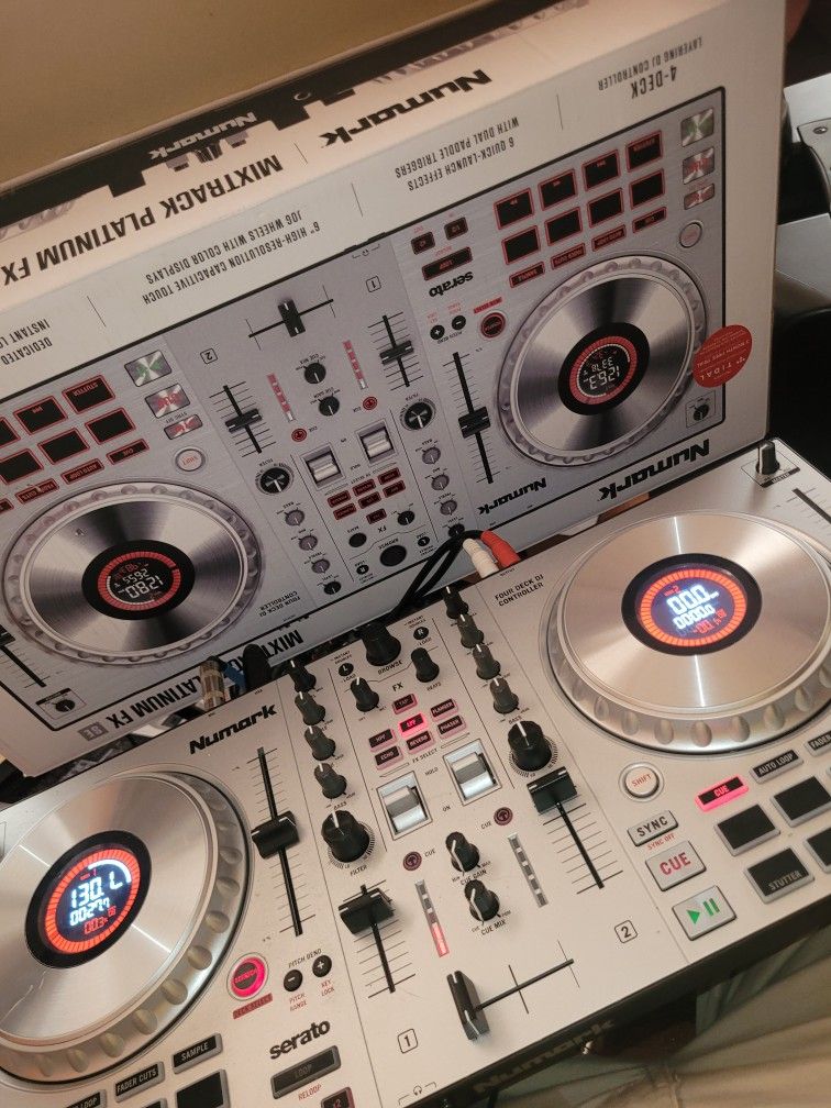 Numark Mixtrack Platinum FX 