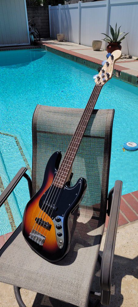 Sunburst Squier Affinity Jazz Bass V 