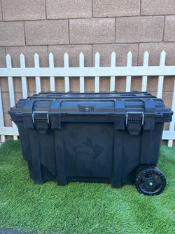 Husky heavy-duty rolling storage chest in excellent condition. 36.5”