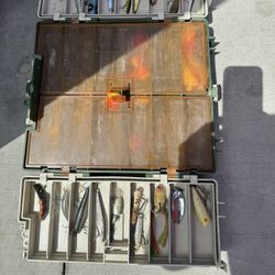 TACKLE BOX WITH FISHING 🎣 STUFF FIRM ON PRIVE