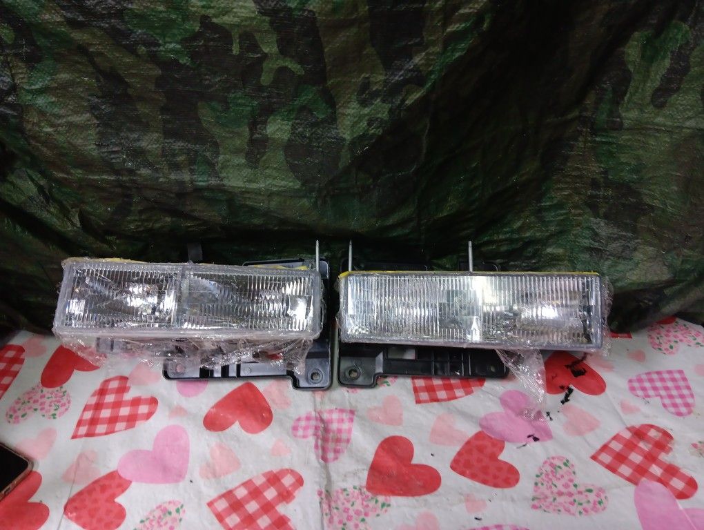 1994-99 Chevy Tahoe Suburban Left&Right Headlight Pair