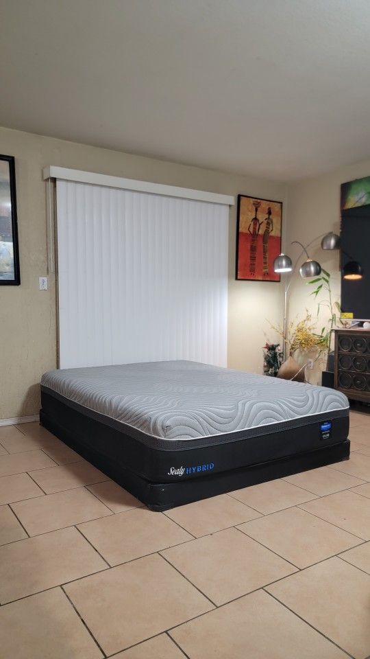 VERY NICE QUEEN SIZE SEALY POSTUREPEDIC HYBRID MATTRESS AND BOXSPRING FOR SALE! IN GREAT CONDITION, FREE DELIVERY