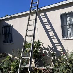 Excellent Condition, 28 Feet Aluminum Extension Ladder