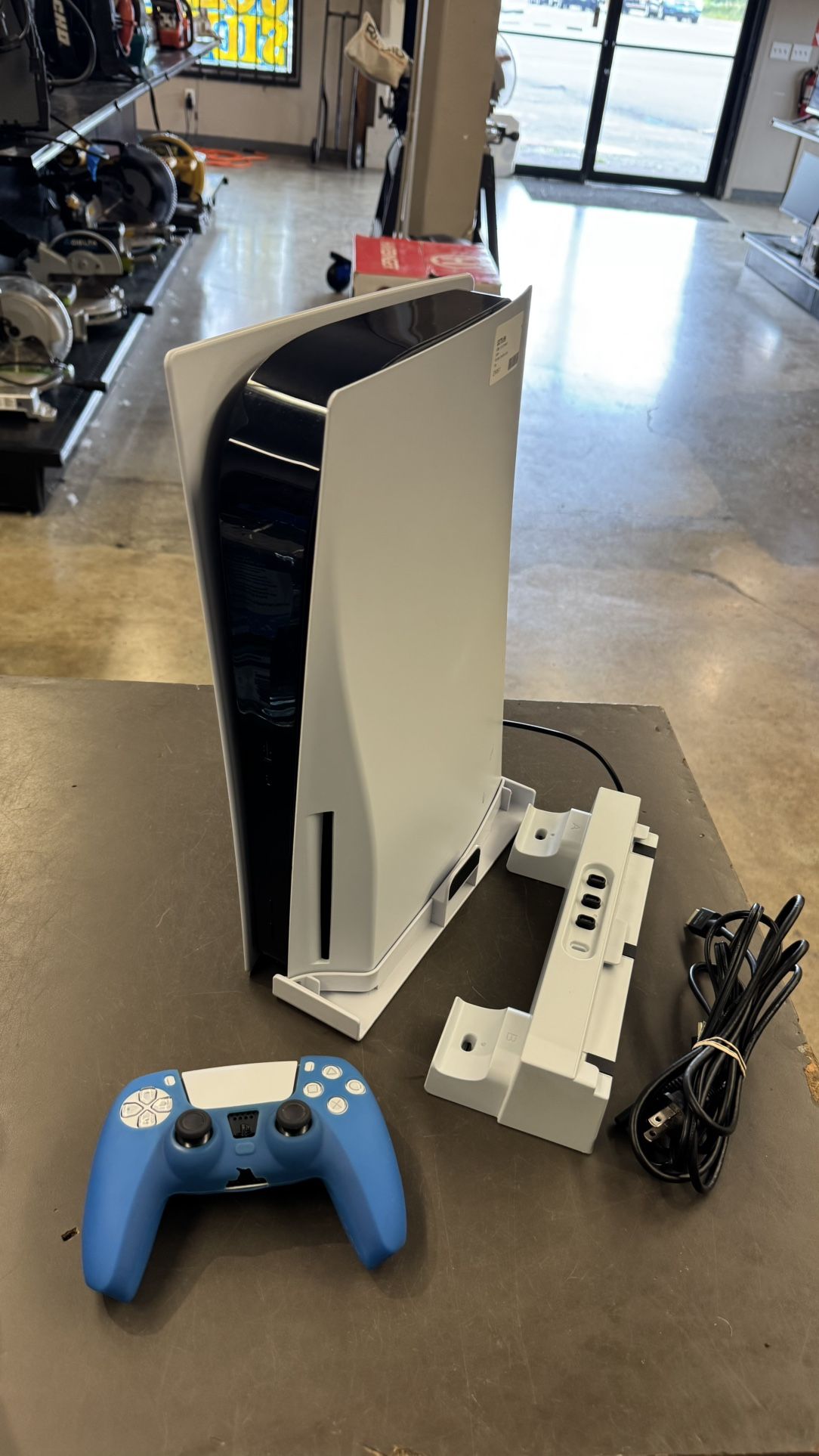 Sony PS5 one controller and dock station disc version no trades pick up in Tacoma FIRM PRICE 