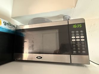 Oster 0.7 CuFt 700 Watt Countertop Microwave In Stainless Steel