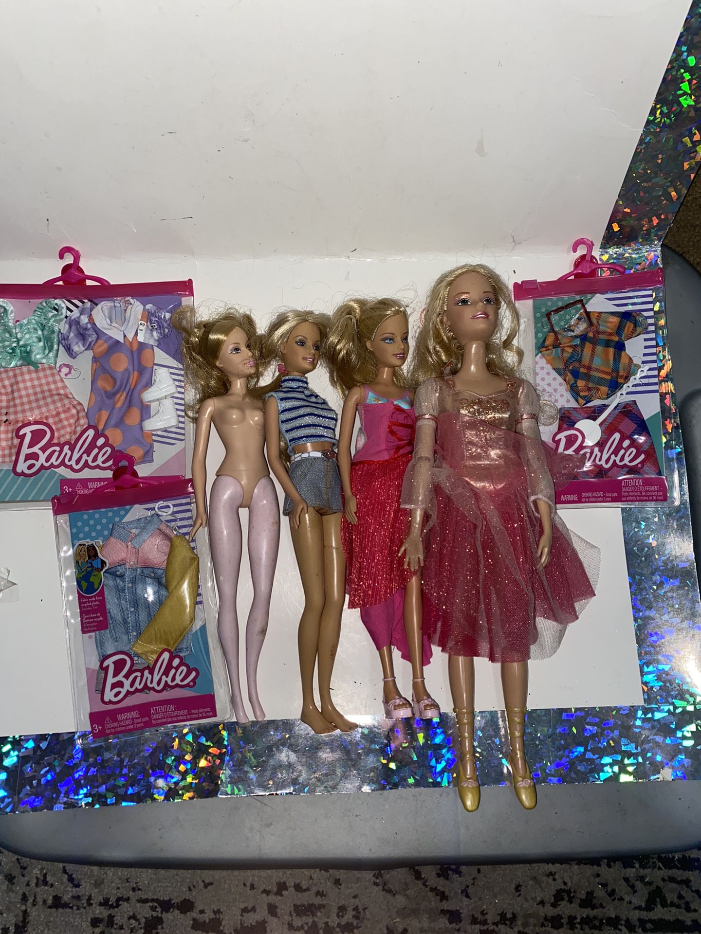4 Barbies and accessories 