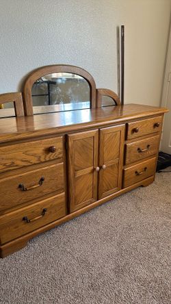 Stanley dresser with mirror
