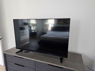 6 Drawer Dresser/TV Stand with TV
