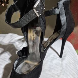 Penny Loves Kenny Heels Size 9 