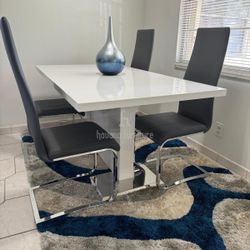 Dining Set/Financing Available 