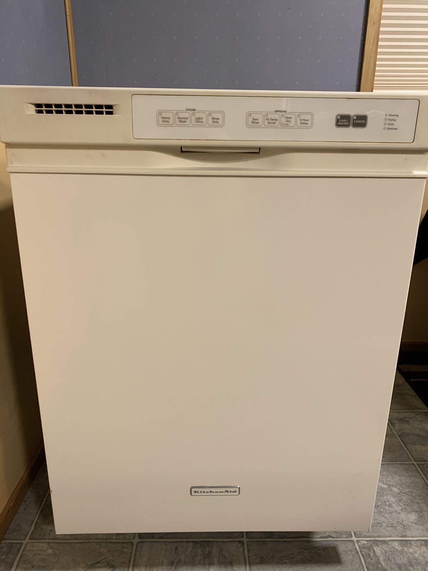 Kitchen Aid White Dishwasher w/stainless tub