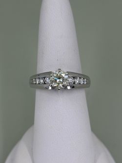 Diamond Engagement Ring in White Gold