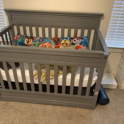 Infant Toddler Adjustable Crib/Bed