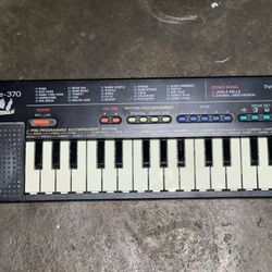 Realistic Concertmate 370 Portable Electronic Music Keyboard 25 Sound Tone Bank