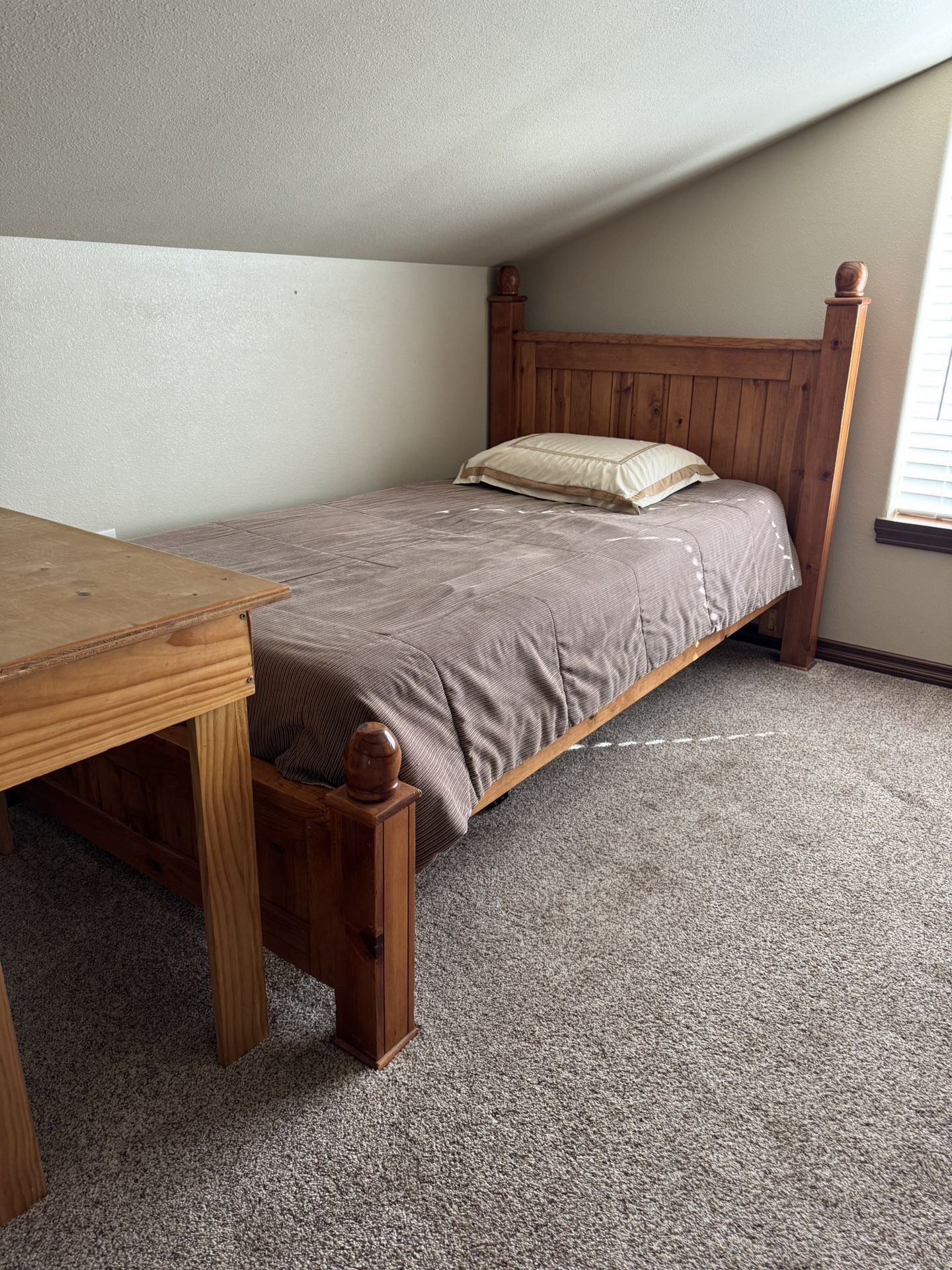 bedroom set(mattress included)