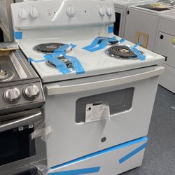 New Scratch And Dent GE Coil Top Range. 1 Year Warranty 